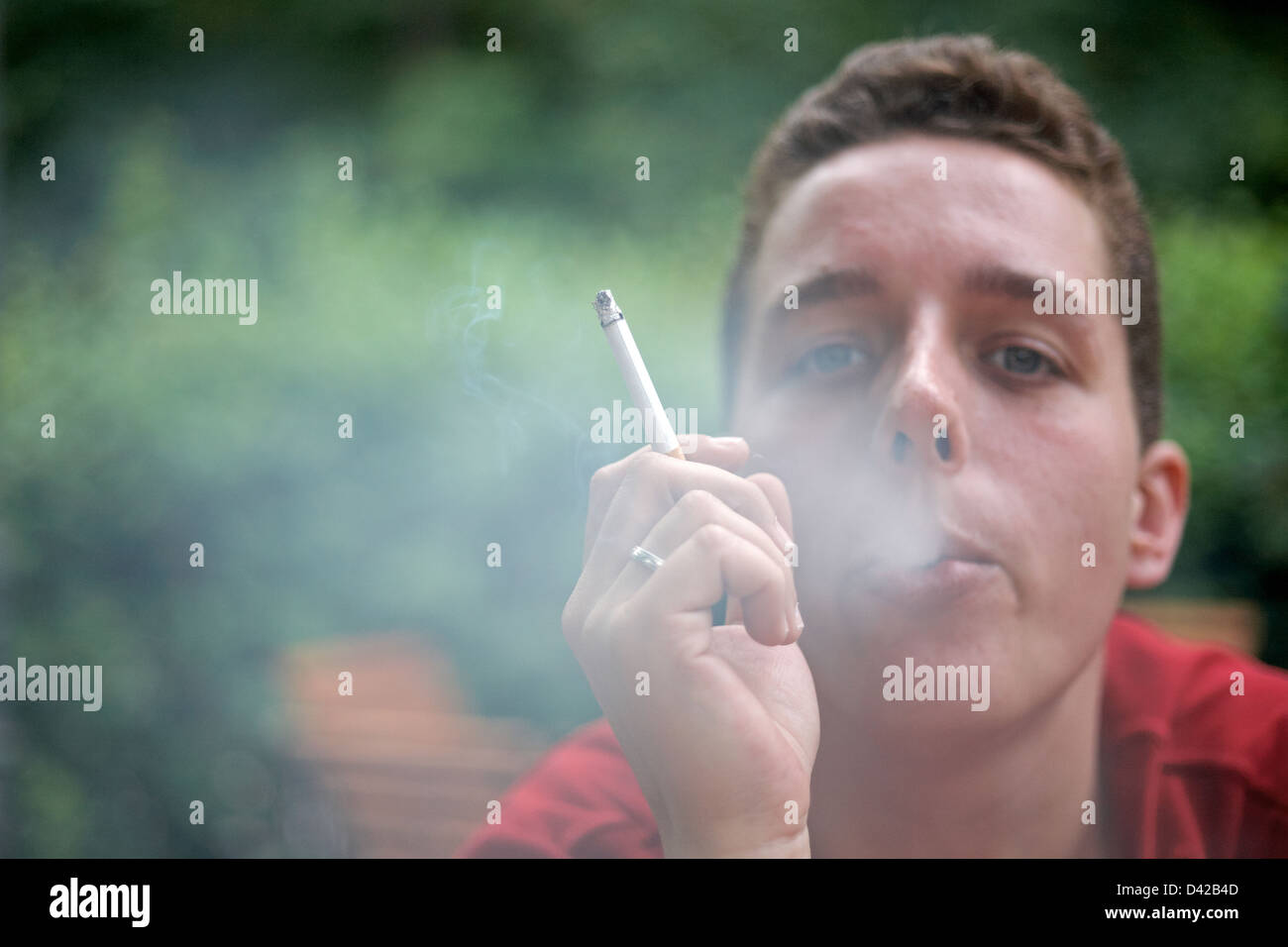 Berlin, Allemagne, un fumeur dans un restaurant avec jardin Banque D'Images