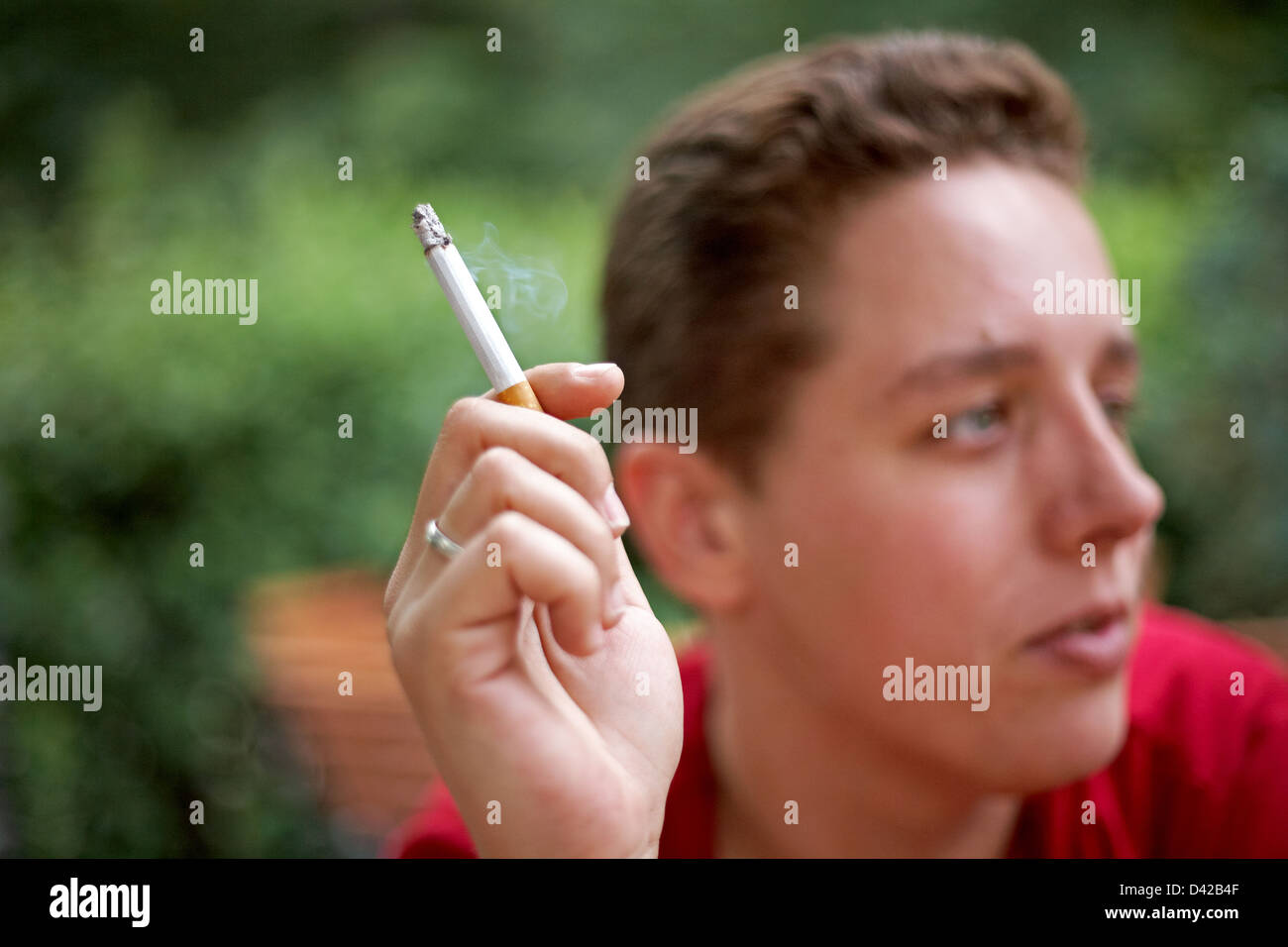 Berlin, Allemagne, un fumeur dans un restaurant avec jardin Banque D'Images