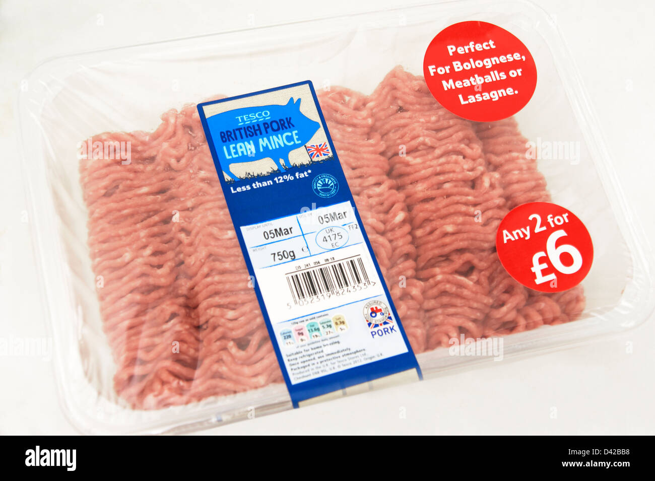 Sans graisse de porc britannique Tesco mince manger sain avec le logo et le Britannique peu rouge symbole du tracteur sur une offre de 2 pour €6 Banque D'Images