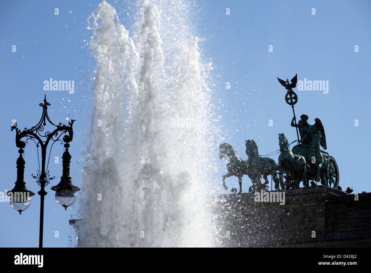 Berlin, Allemagne, Wasserfontaene le Quadrige de la porte de Brandebourg Banque D'Images