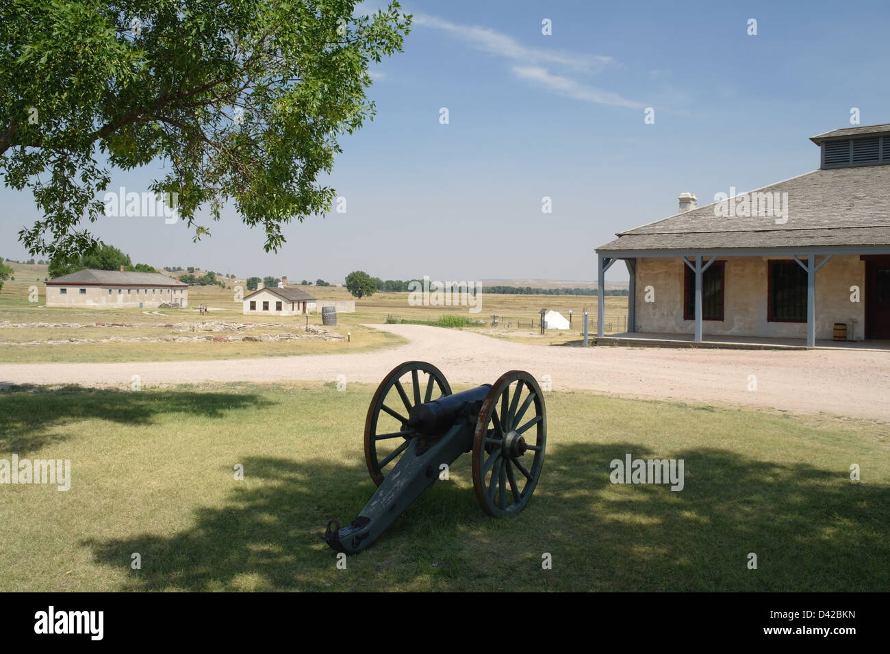 Ciel bleu afficher les anciens cannon Green grass tree shadows, vers la nouvelle garde, économat, ancienne boulangerie, Fort Laramie, Wyoming, USA Banque D'Images