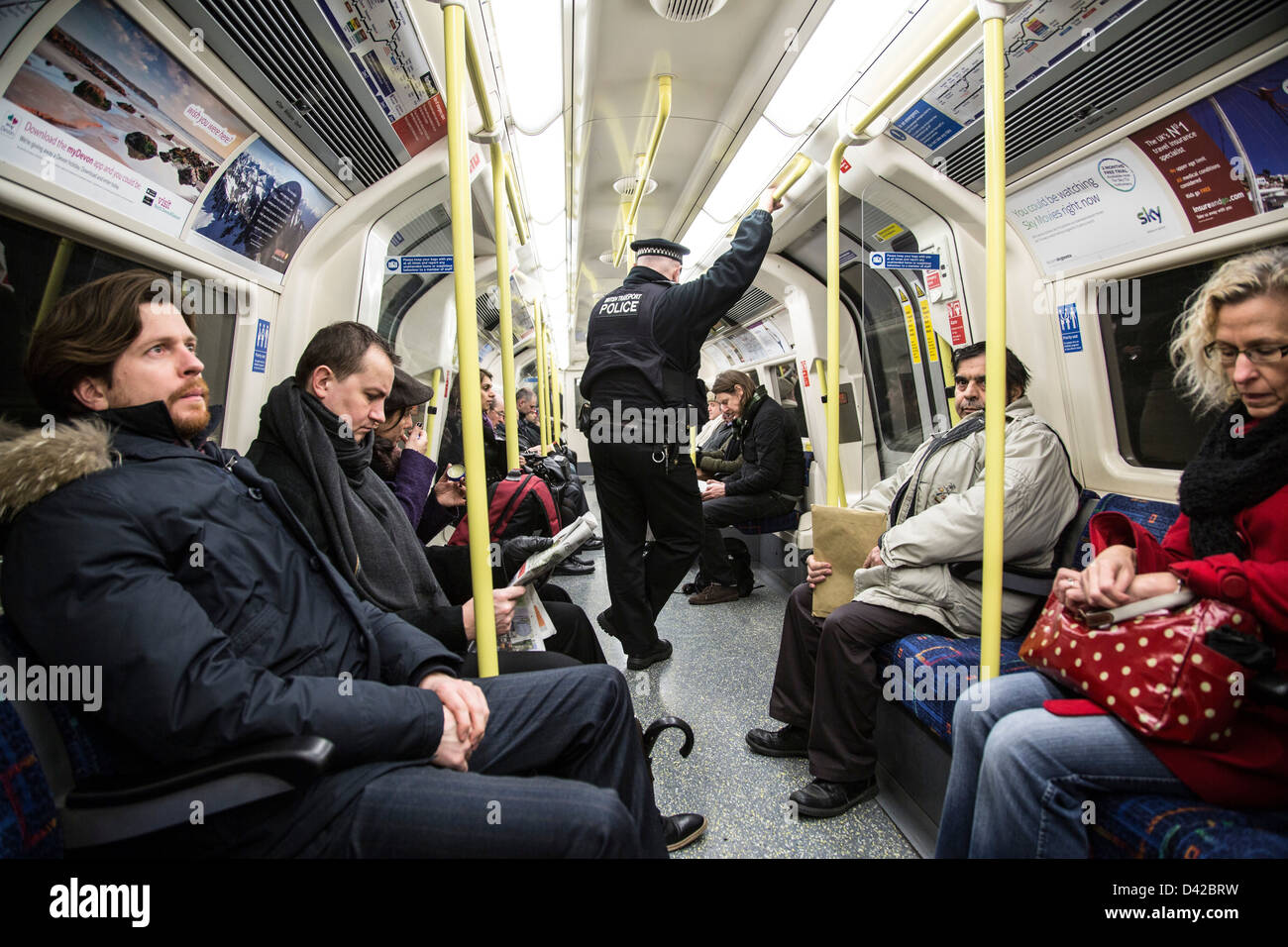 Agent de police britannique des transports sur train de tube underground Banque D'Images