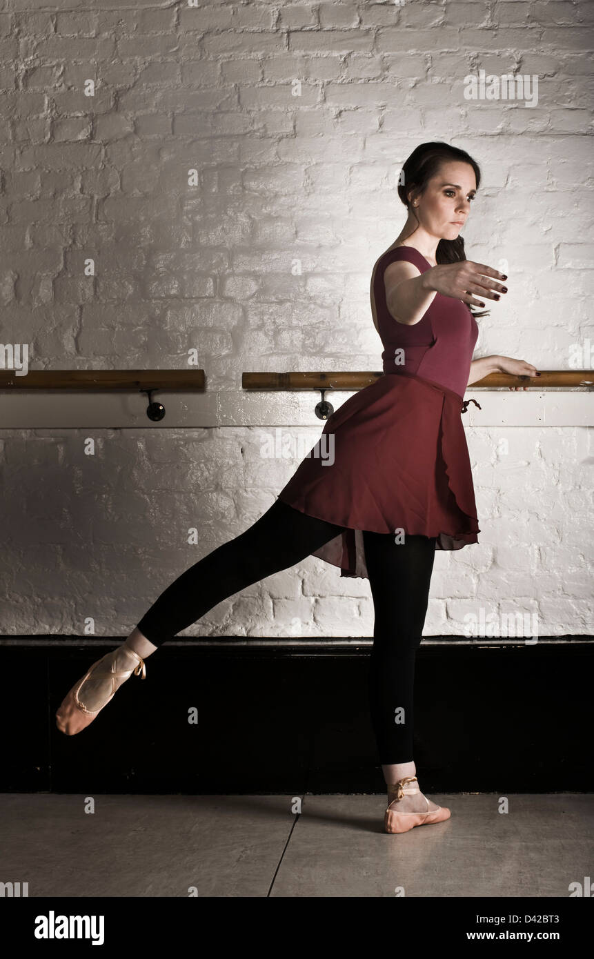 Danseur de Ballet en position at bar Banque D'Images