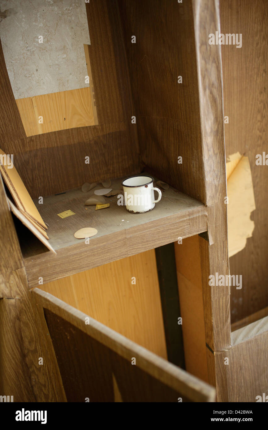 Gross Dölln, Allemagne, ancien tasses à café est dans un cabinet en ruine Banque D'Images