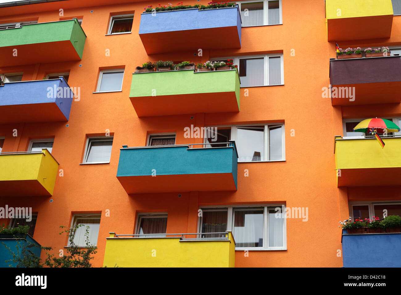 Berlin, Allemagne, façades peintes de couleurs vives et d'un balcon d'un Wohngebaeudes Banque D'Images