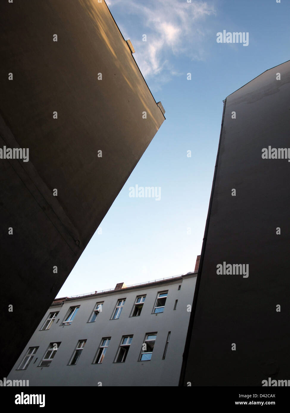 Berlin, Allemagne, vue d'un jardin dans le ciel bleu Banque D'Images