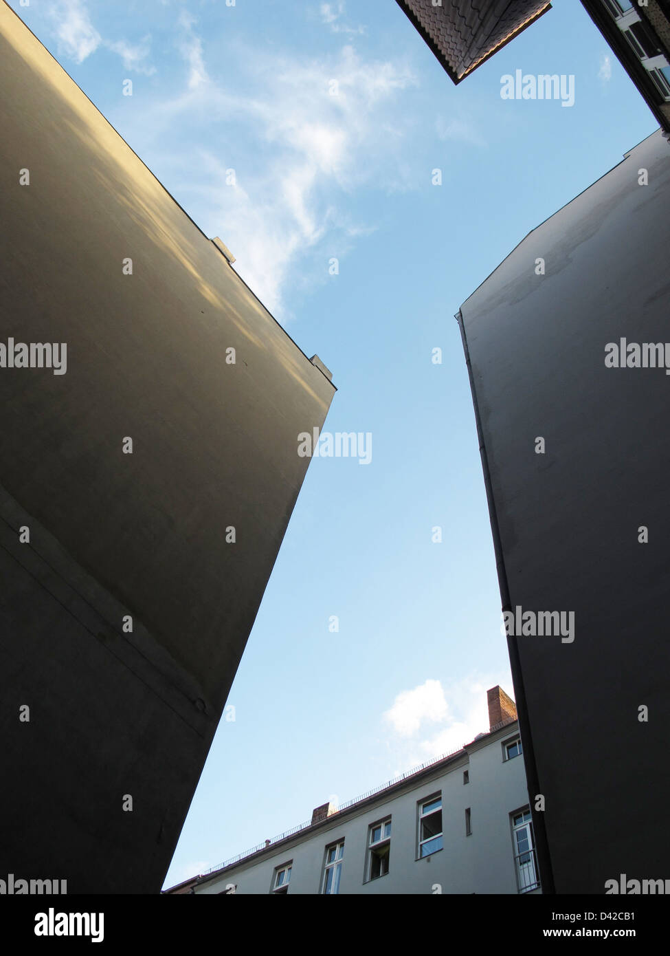 Berlin, Allemagne, vue d'un jardin dans le ciel bleu Banque D'Images