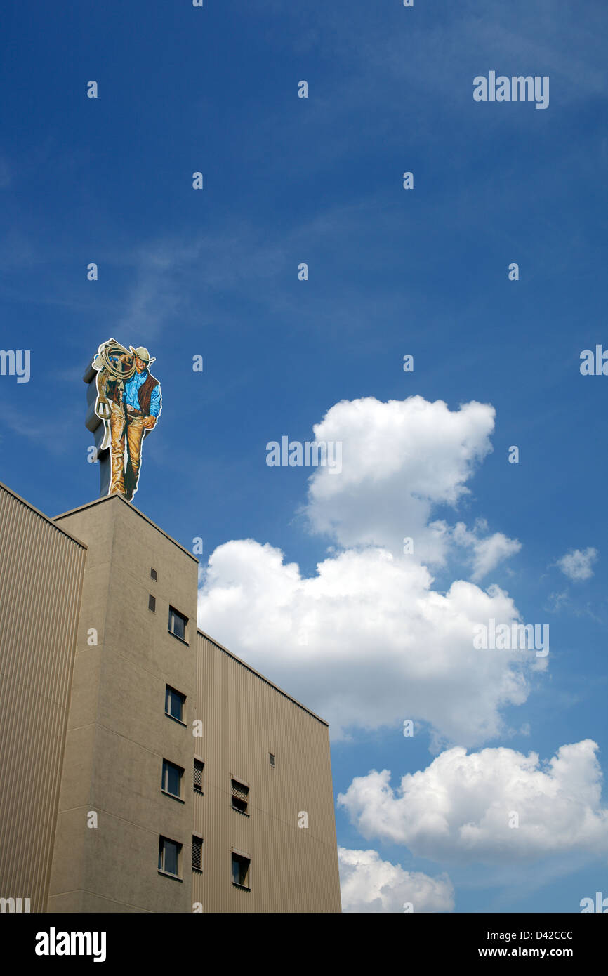 Berlin, Allemagne, cowboy figure sur le toit de l'entreprise de tabac hall, Philip Morris Banque D'Images