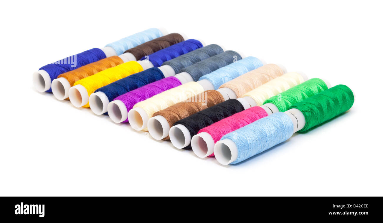 Plusieurs bobines de fil multicolore sur fond blanc Banque D'Images