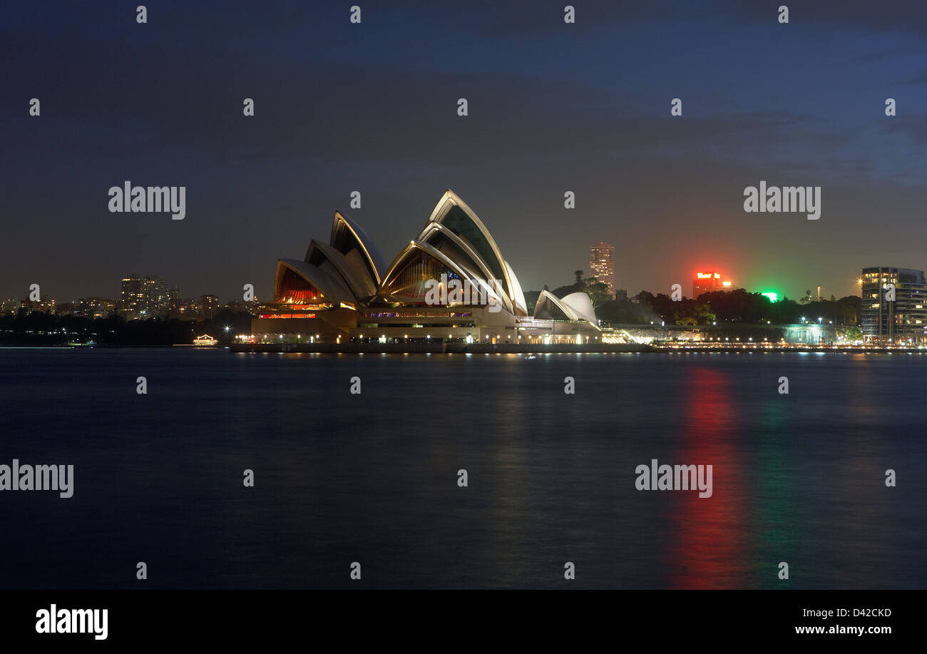 Sydney, Australie, Joern Utzon's Opera House sur Bennelong Point dans la lumière du soir Banque D'Images