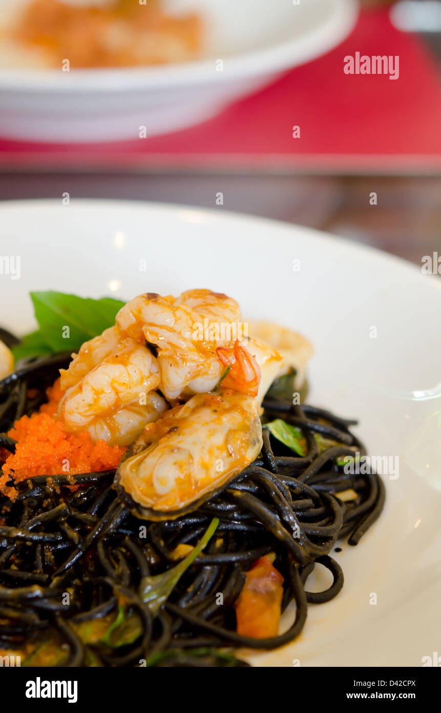 Spaghetti aux moules vert noir , les oeufs de poissons et de crevettes Banque D'Images