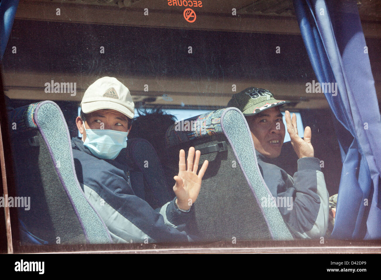 Ben Gardane, Tunisie, réfugiés dans le transport par autobus à l'Aéroport Djerba Banque D'Images