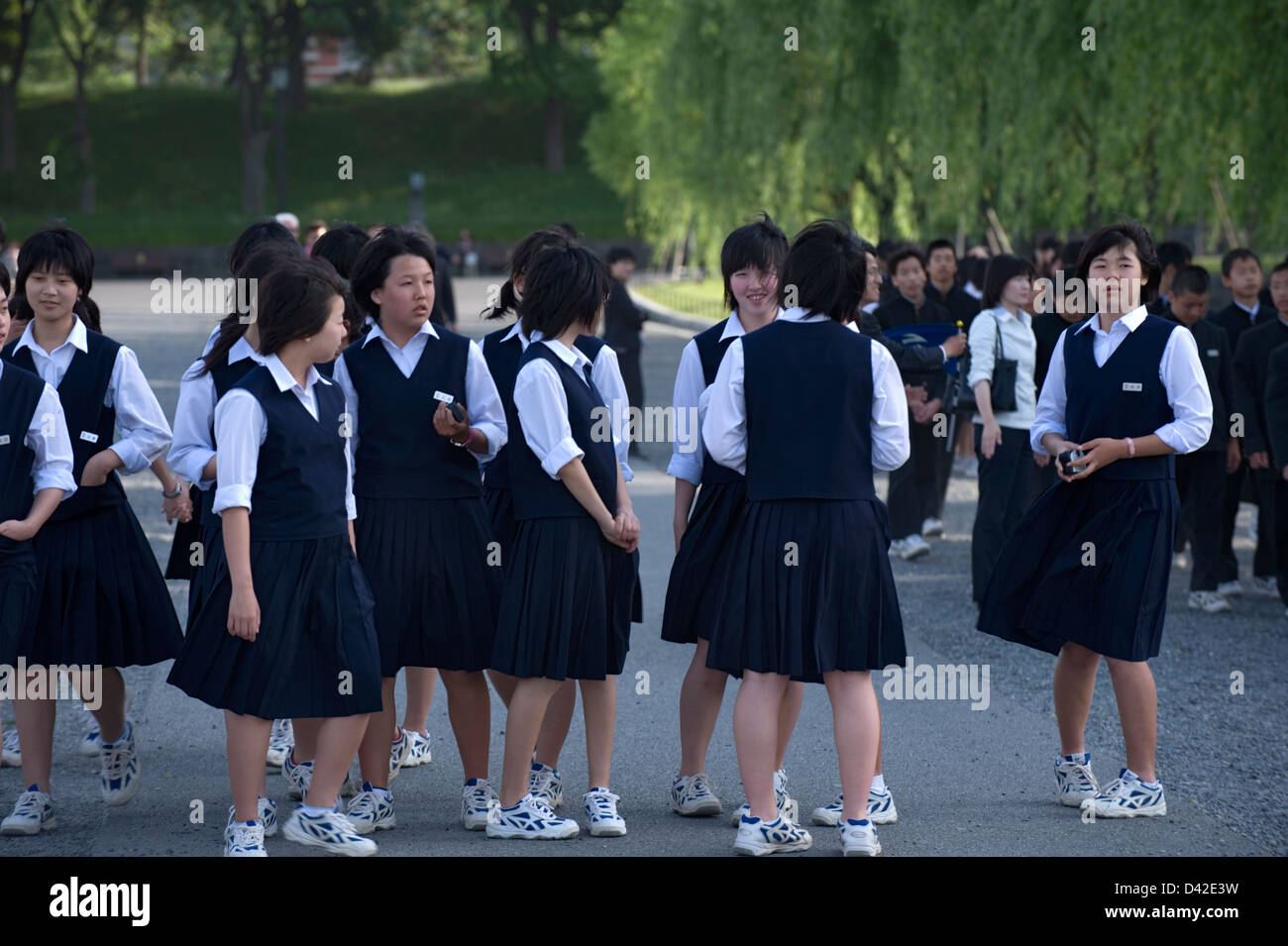 Un groupe de lycéennes japonaises en uniforme lors d'un voyage à l'Imperial Palace au coeur de Tokyo. Banque D'Images