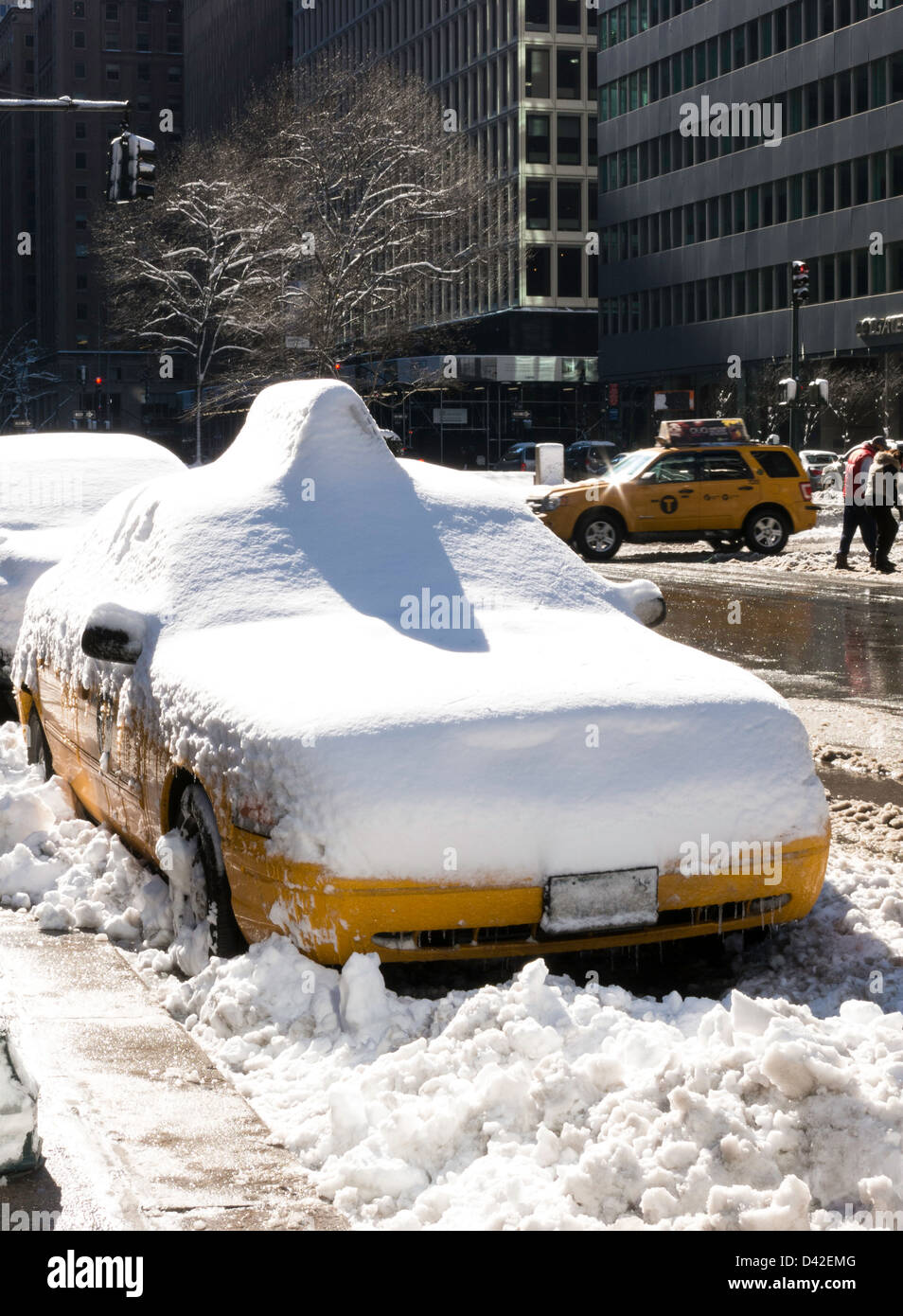 Taxi enterré dans une tempête de neige, Park Avenue, New York, USA Banque D'Images
