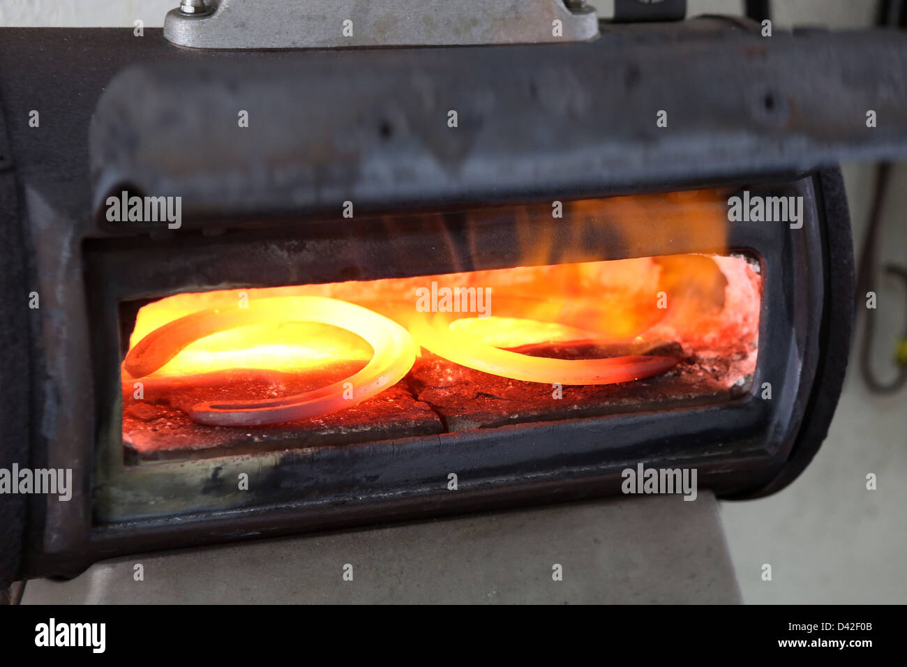 Sheung Shui, la Chine, les fers sont chauffés dans un four Banque D'Images