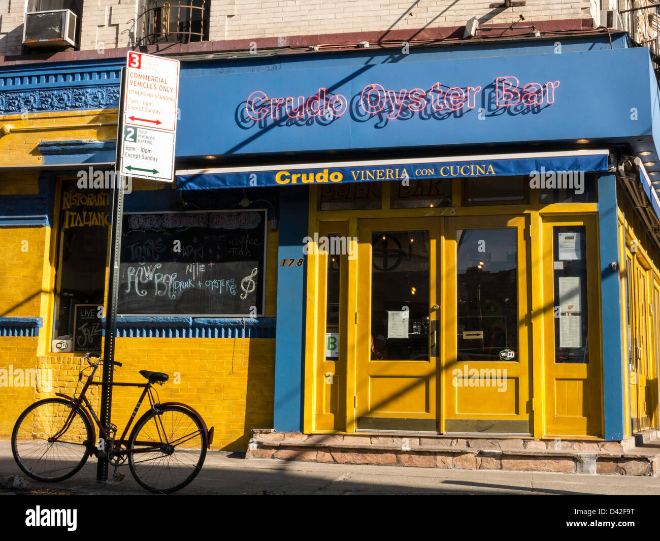 Crudo Oyster Bar Restaurant, Mulberry Street, Little Italy, NEW YORK Banque D'Images