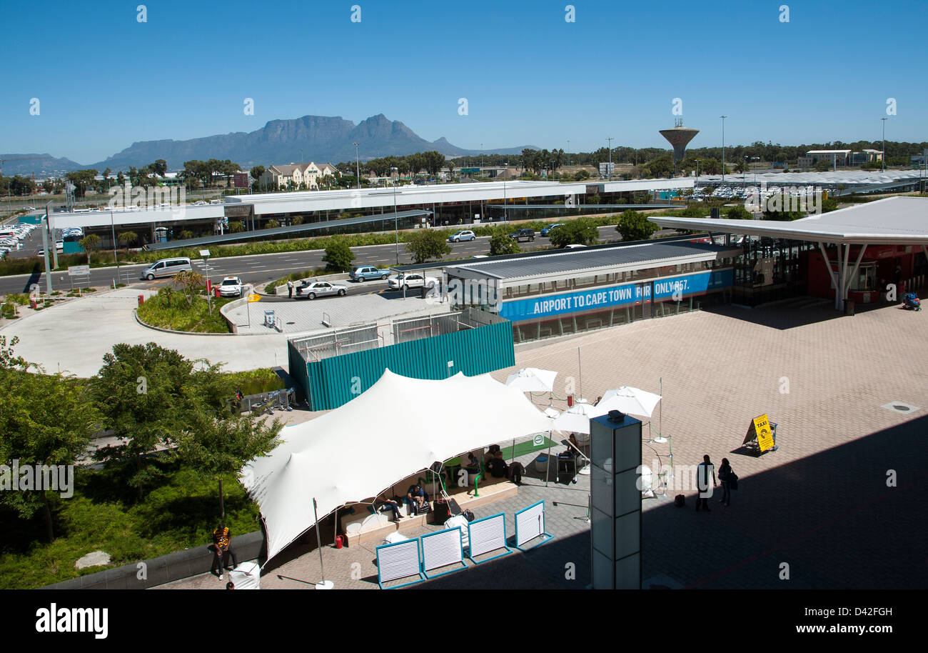 Zone fumeurs. Coin fumeurs sous bâche et parasols à l'aéroport de Cape Town Afrique du Sud Banque D'Images Zone fumeurs. Coin fumeurs sous bâche et parasols à l'aéroport de Cape Town Afrique du Sud Banque D'Images