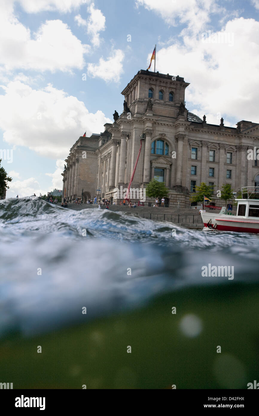 Berlin, Allemagne, les vagues de la rivière Spree dans le Reichstag Banque D'Images