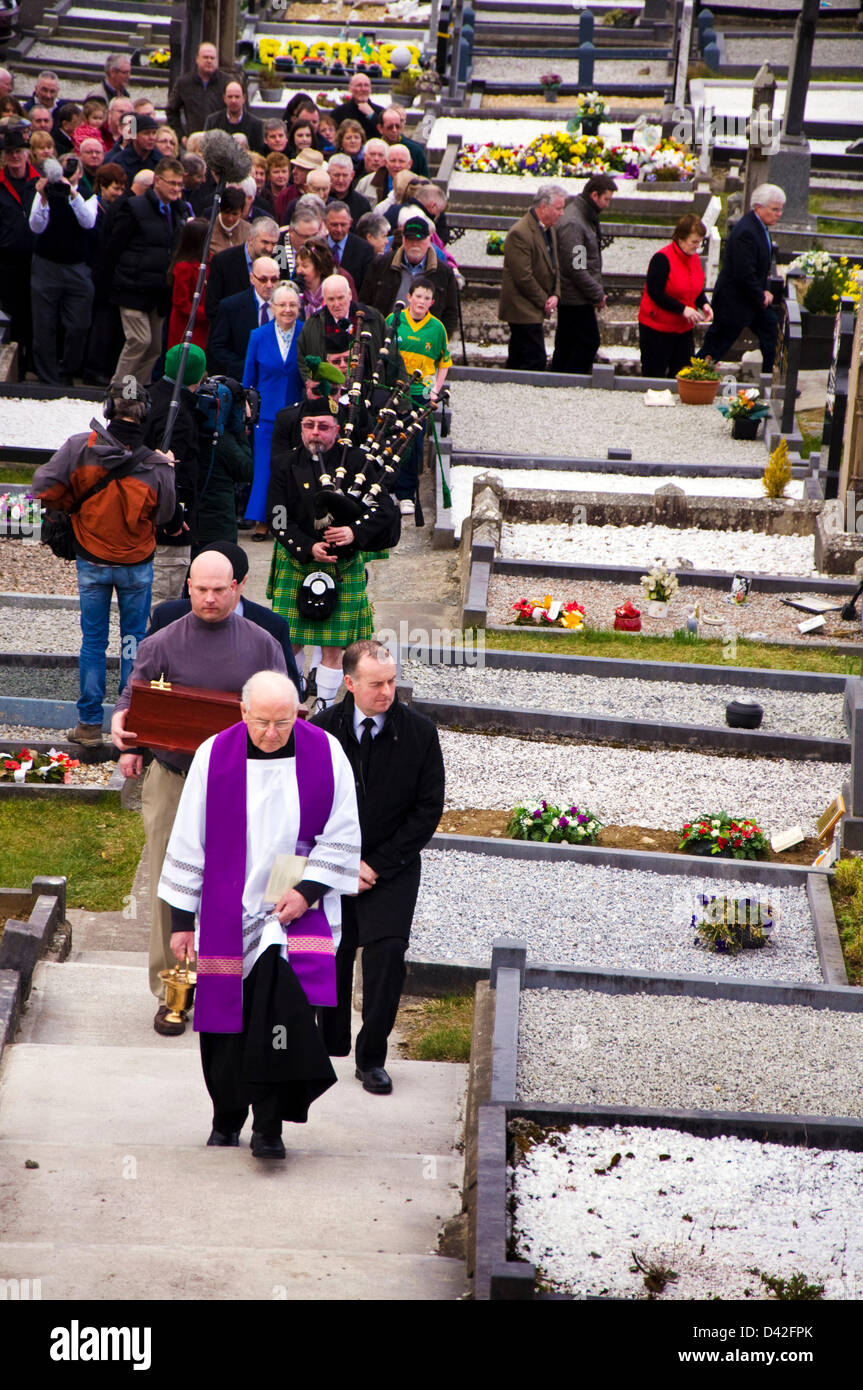 Ardara, comté de Donegal, Irlande. 2 mars 2013 : Les vestiges d'un émigrant irlandais qui les chercheurs croient a été assassiné alors qu'un bâtiment Pennsylvania Railroad 1832 sont enterrés dans son pays. John Ruddy a été parmi les 57 irlandais engagé pour aider à construire un tronçon de la Philadelphie et Columbia Railroad connue sous le nom de Duffy's Cut. Les chercheurs disent le choléra a tué la plupart des immigrants. Mais les preuves médico-légales indique Ruddy et plusieurs autres sont morts de moyens violents, probablement à cause de la haine ethnique ou la peur de la maladie contagieuse. Photo par:Richard Wayman/Alamy Banque D'Images