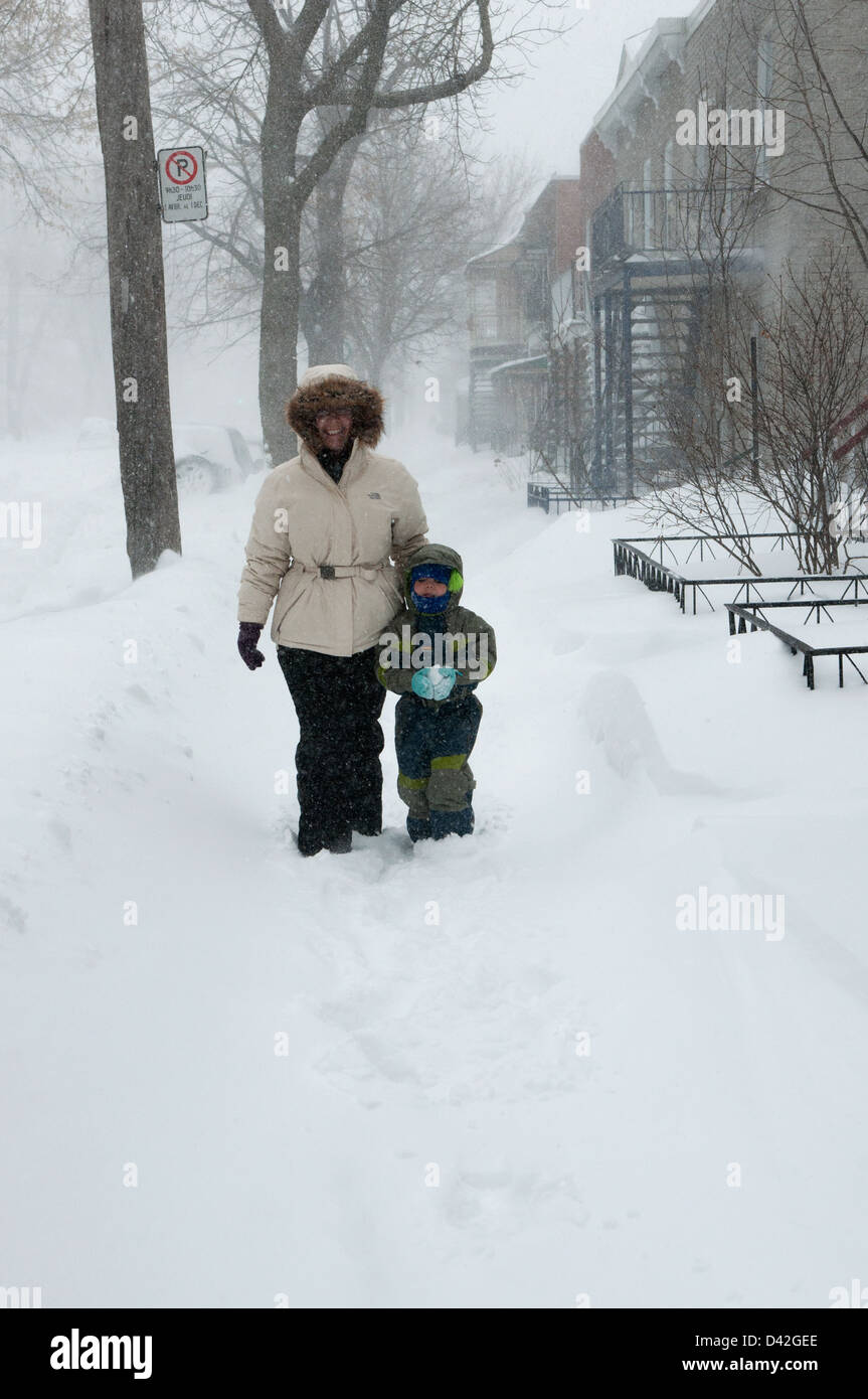 Mère et fille marcher dans la zone de tempête de Villeray Montréal Canada Banque D'Images