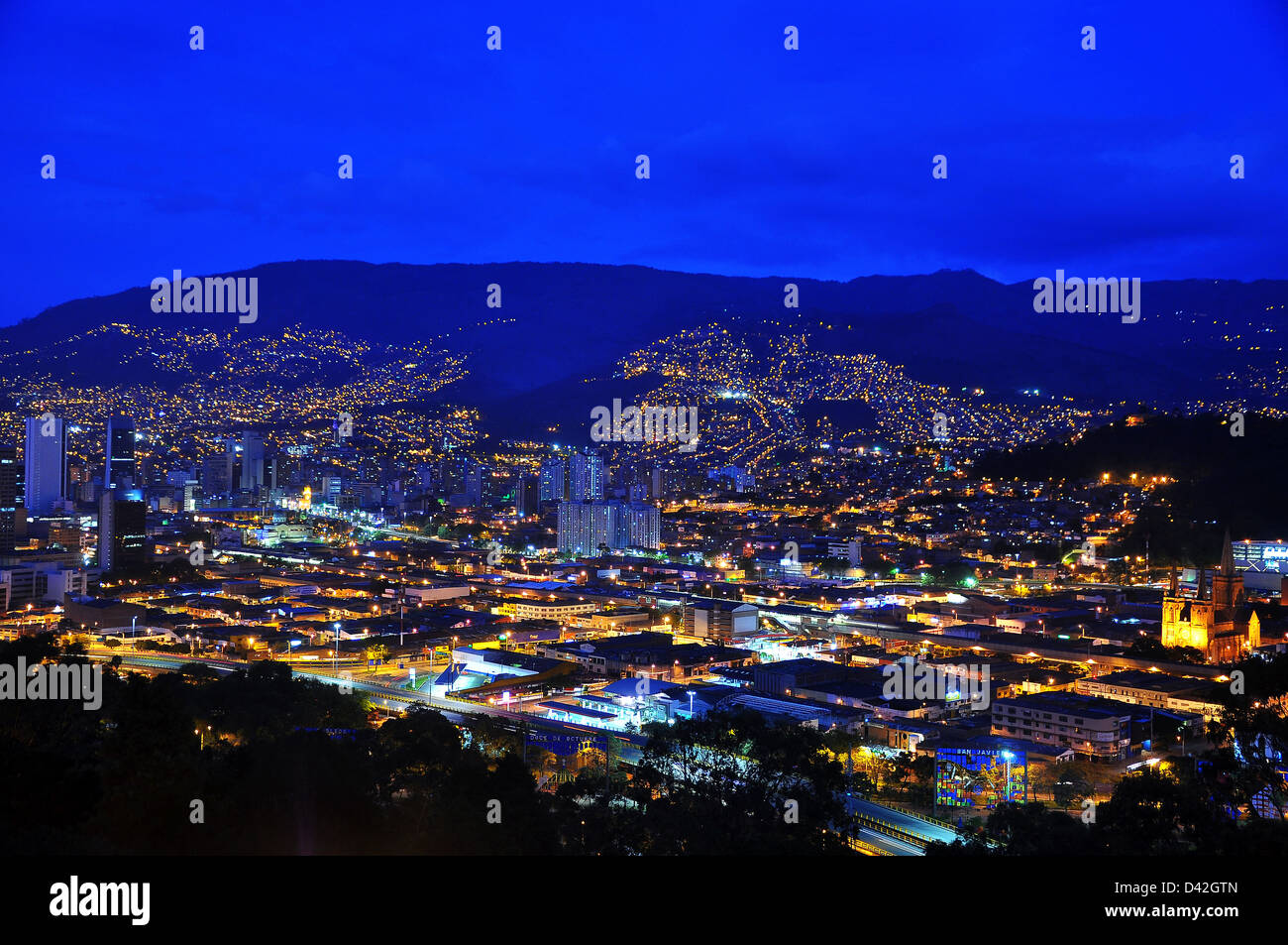 Une vue de Medellin, Colombie prises pendant l'heure bleue. Banque D'Images