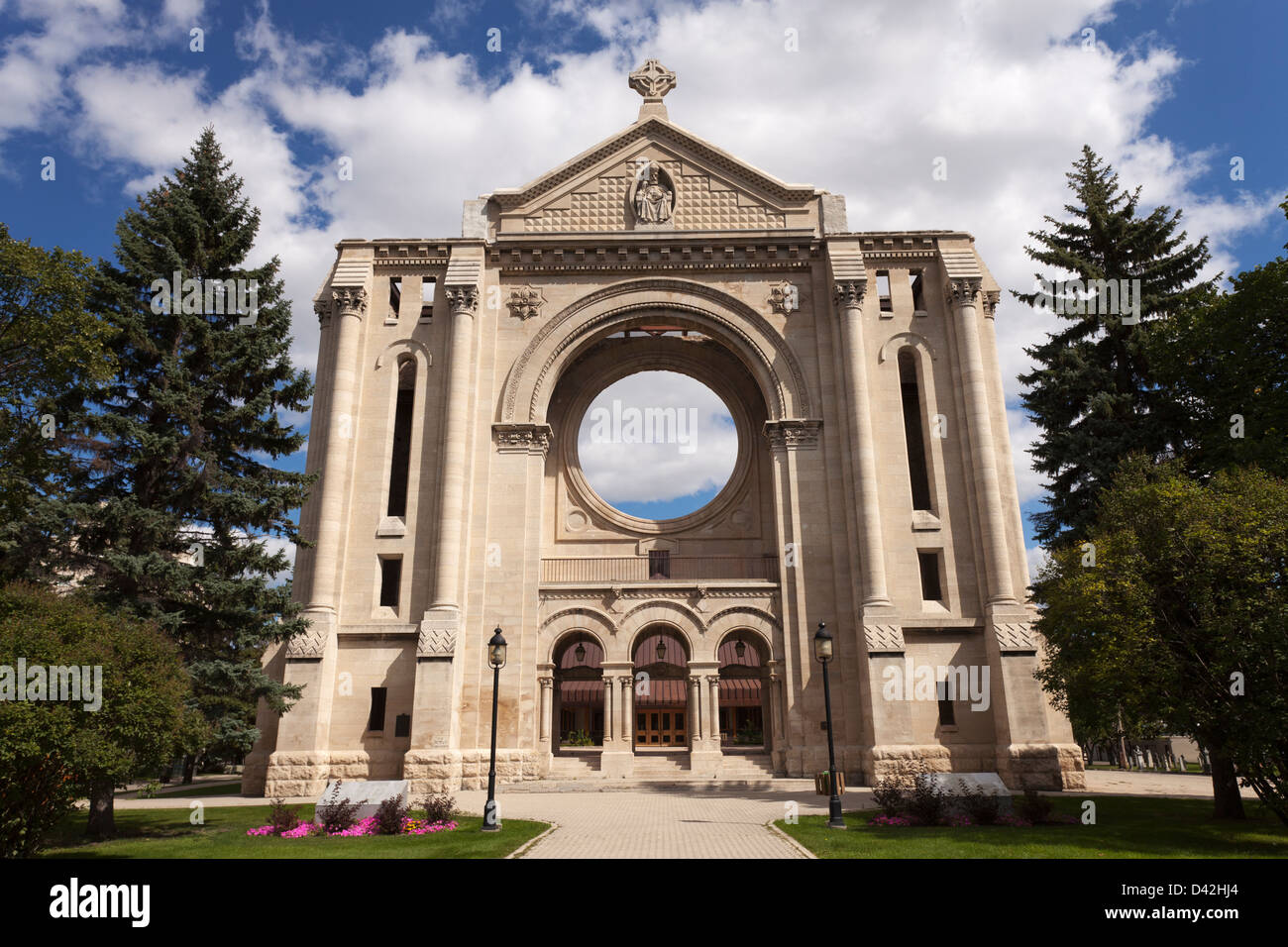 Canada, Manitoba, Winnipeg,Cathédrale de Saint-Boniface, avec deux acteurs de reconstitution historique dépeignant des religieuses Banque D'Images