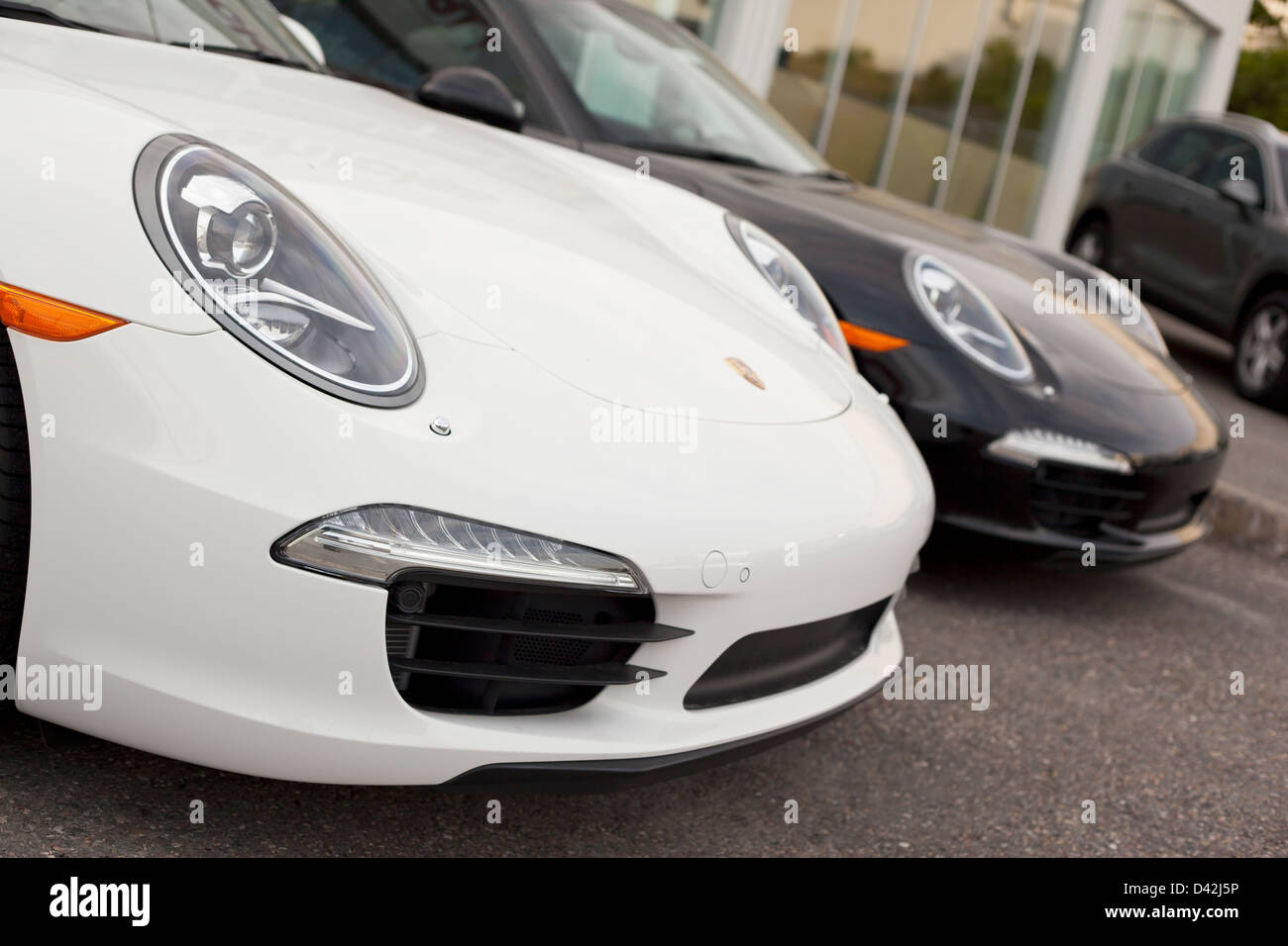 Un gros plan d'2 nouvelle Porsche 911 Carrera S 2012/se termine au parking d'un concessionnaire Porsche à Halifax, Nouvelle-Écosse Banque D'Images
