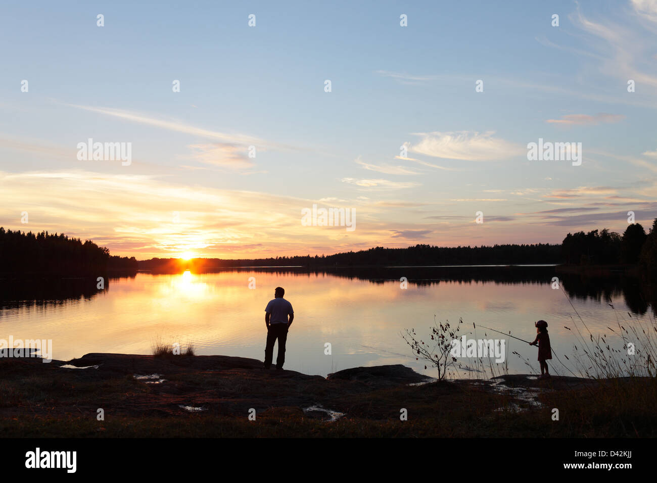 Silvkoparen, en Suède, un homme et une fille sur le lac Banque D'Images