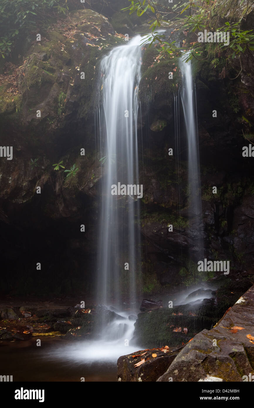 Cascade de montagne avec des roches couvertes de mousse avec une feuille d'automne couvrant des pierres, un délice reposant touristiques Banque D'Images