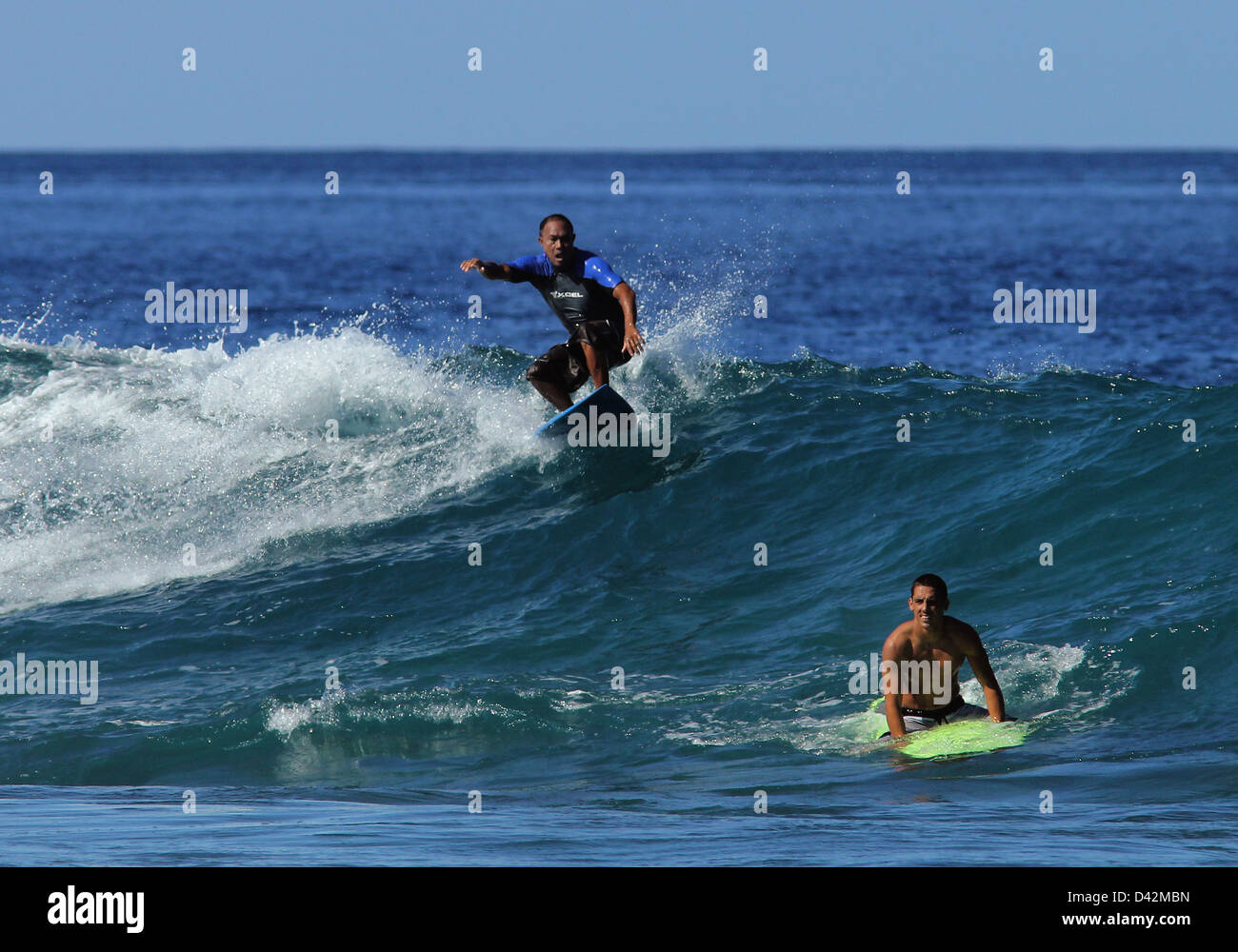 Surfer la vague d'équitation Hawaii Big Island Pacific ocean surf surf Banque D'Images