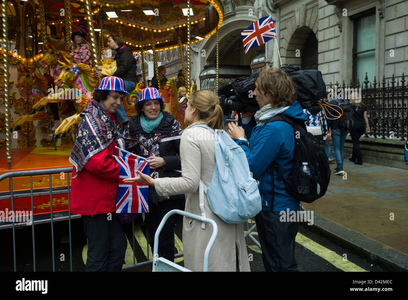 Queens Jubilee Street, Piccadilly, Londres, Angleterre, juin 2012. Jumeaux en fête de rue sont interviewés pour la télévision. Banque D'Images