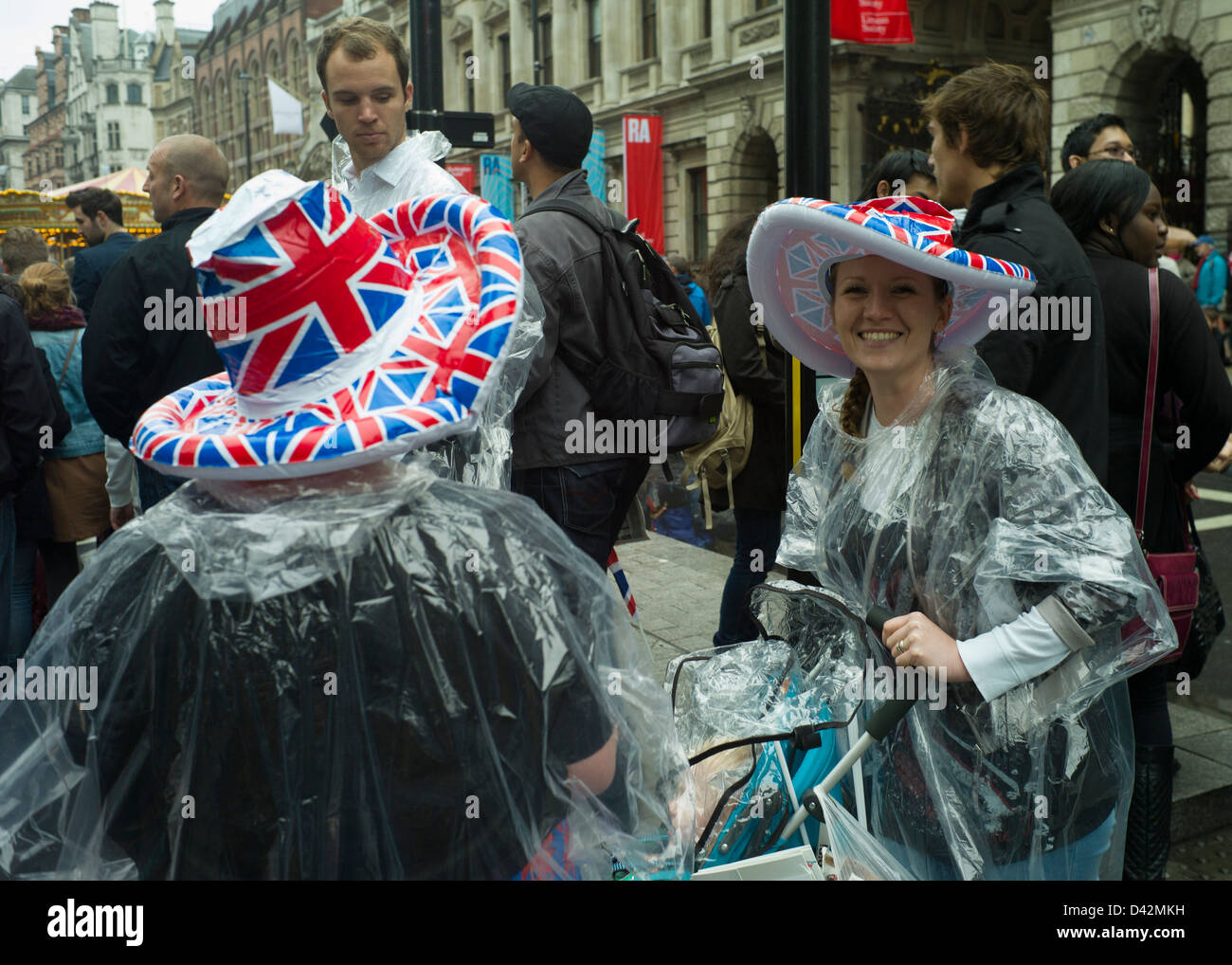 Queens Jubilee Street Piccadilly, Londres, Angleterre, juin 2012. Fête de quartier bohème se protéger de la pluie. Banque D'Images