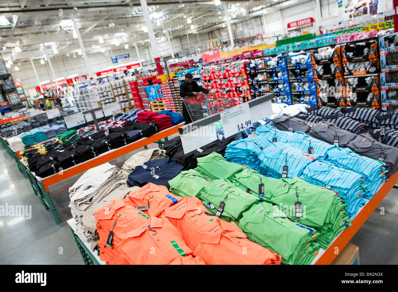 Les clients shopping dans la section de vêtements d'un entrepôt Costco  Wholesale Club Photo Stock - Alamy