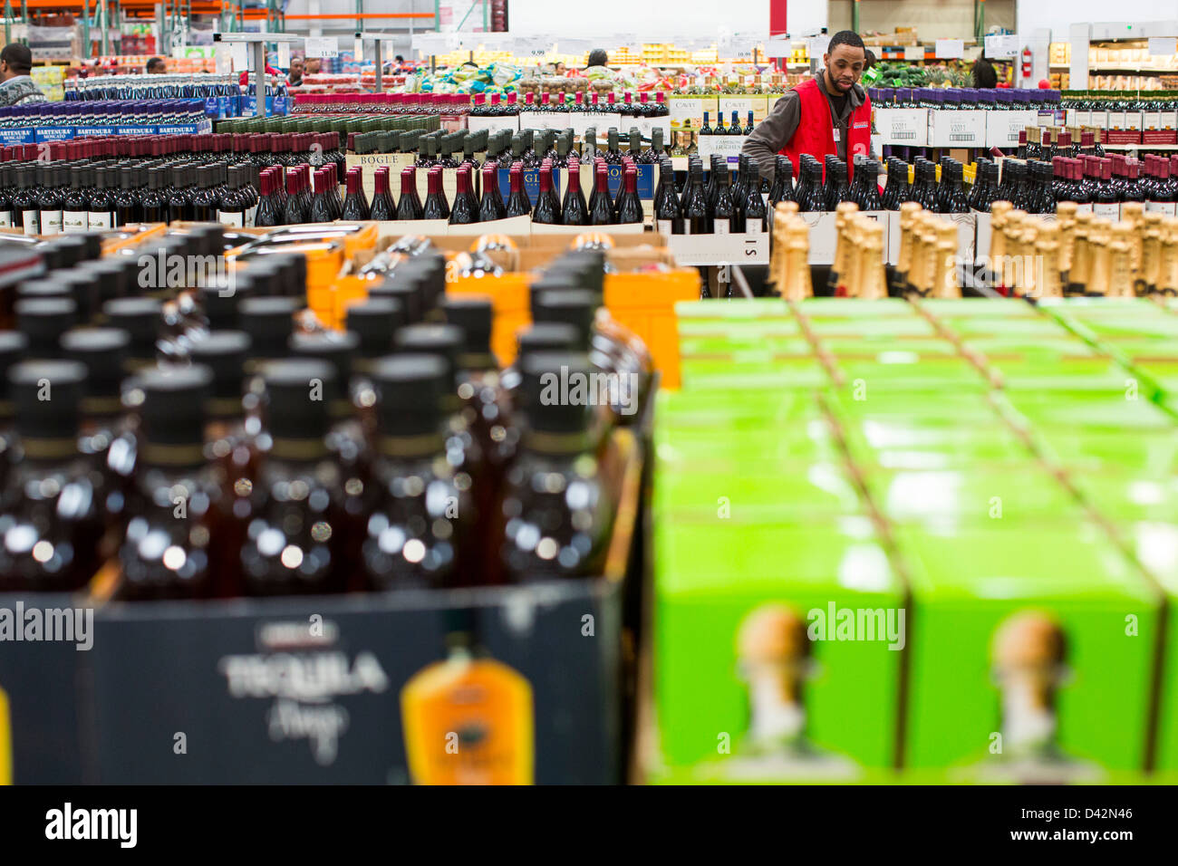 Les clients de shopping de la bière, vin et spiritueux section d'un club d'entrepôt Costco Wholesale. Banque D'Images