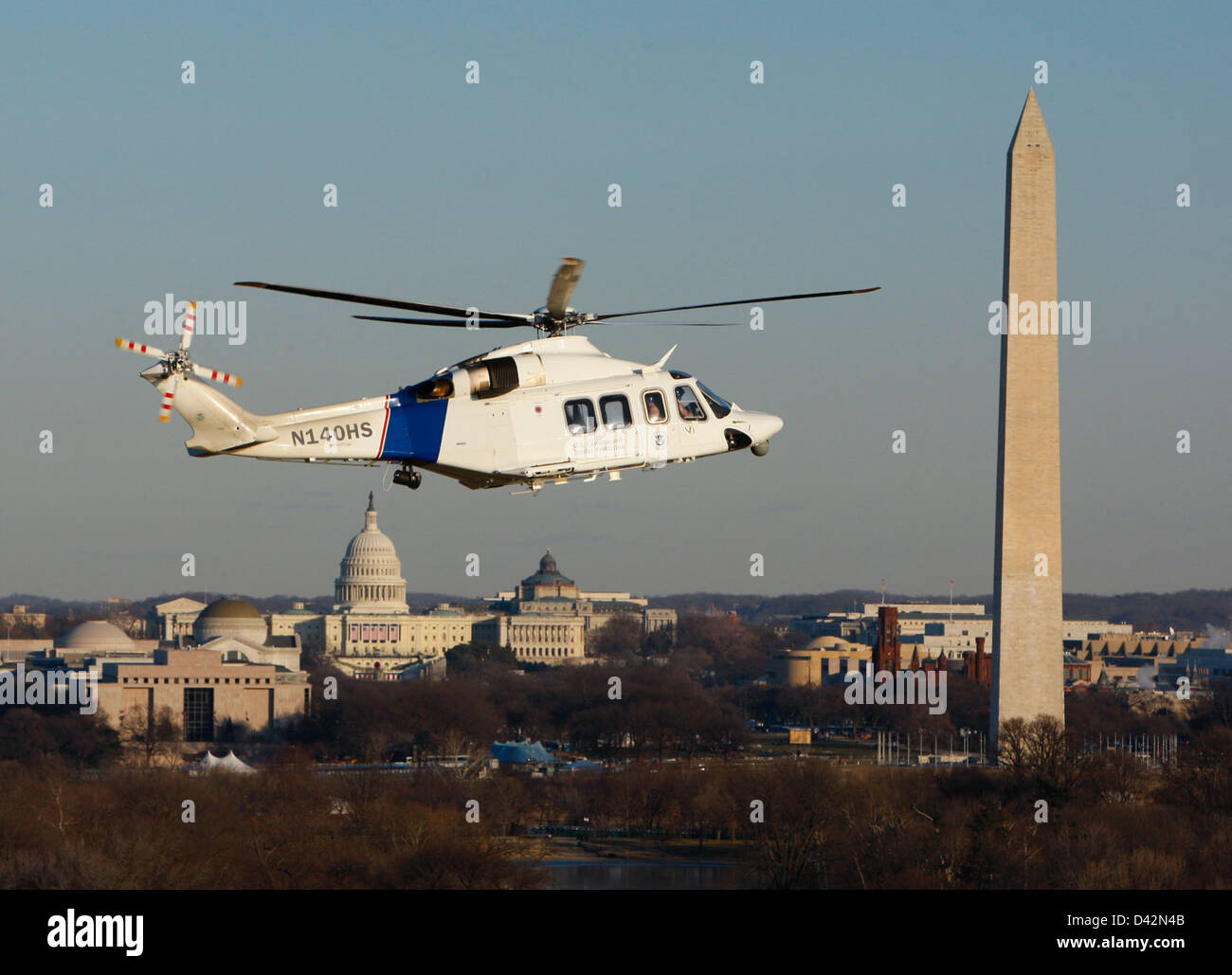 L'hélicoptère AW-139 de la CBP Air Asset a fourni les premiers services de sécurité aérienne à Washington, assurant ainsi la sûreté et la sécurité du public. L'opération s'est concentrée sur le renforcement des capacités de surveillance aérienne et de la préparation aux interventions. Banque D'Images
