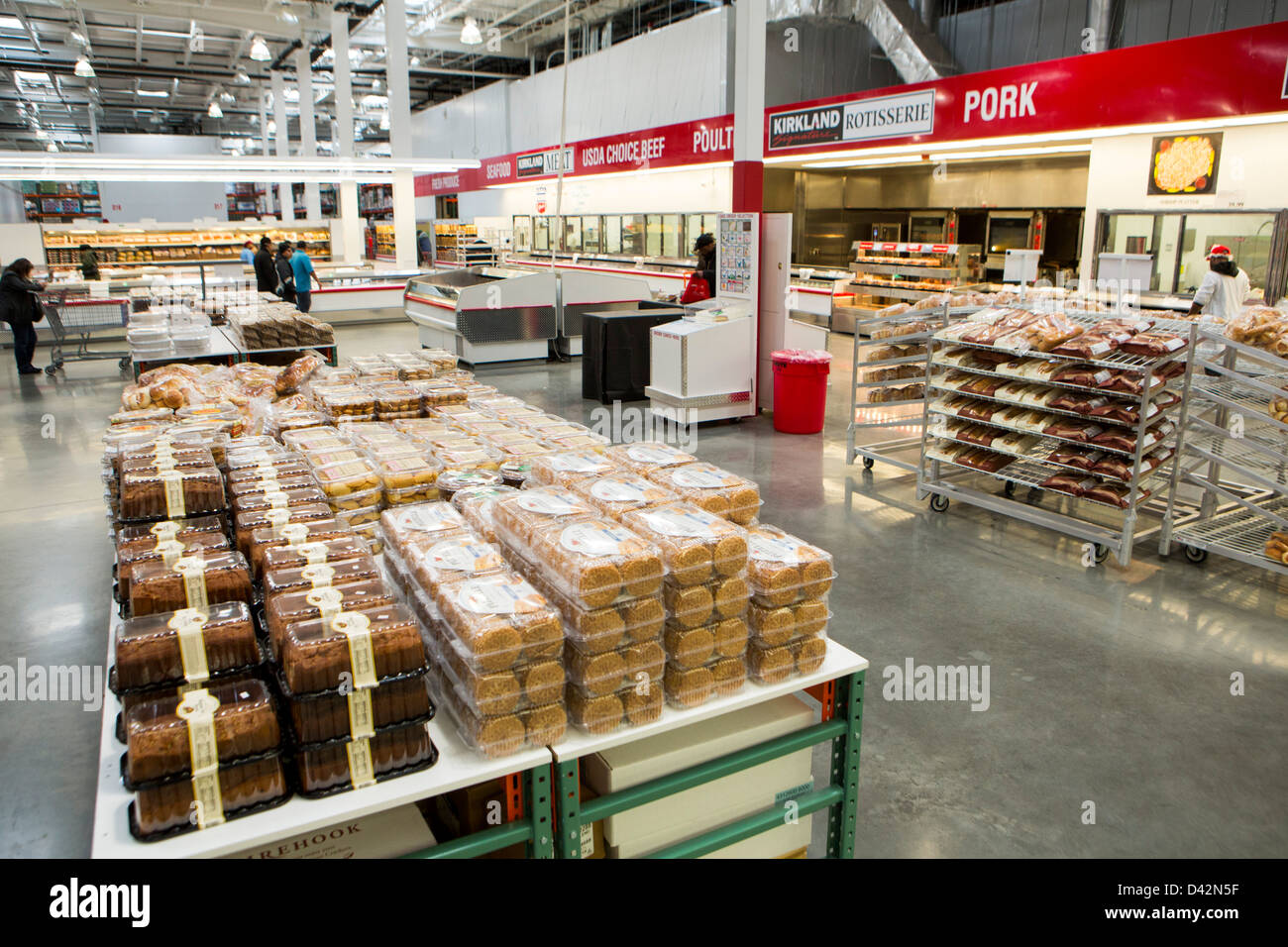 Les clients du shopping dans la section boulangerie d'un entrepôt Costco Wholesale Club. Banque D'Images
