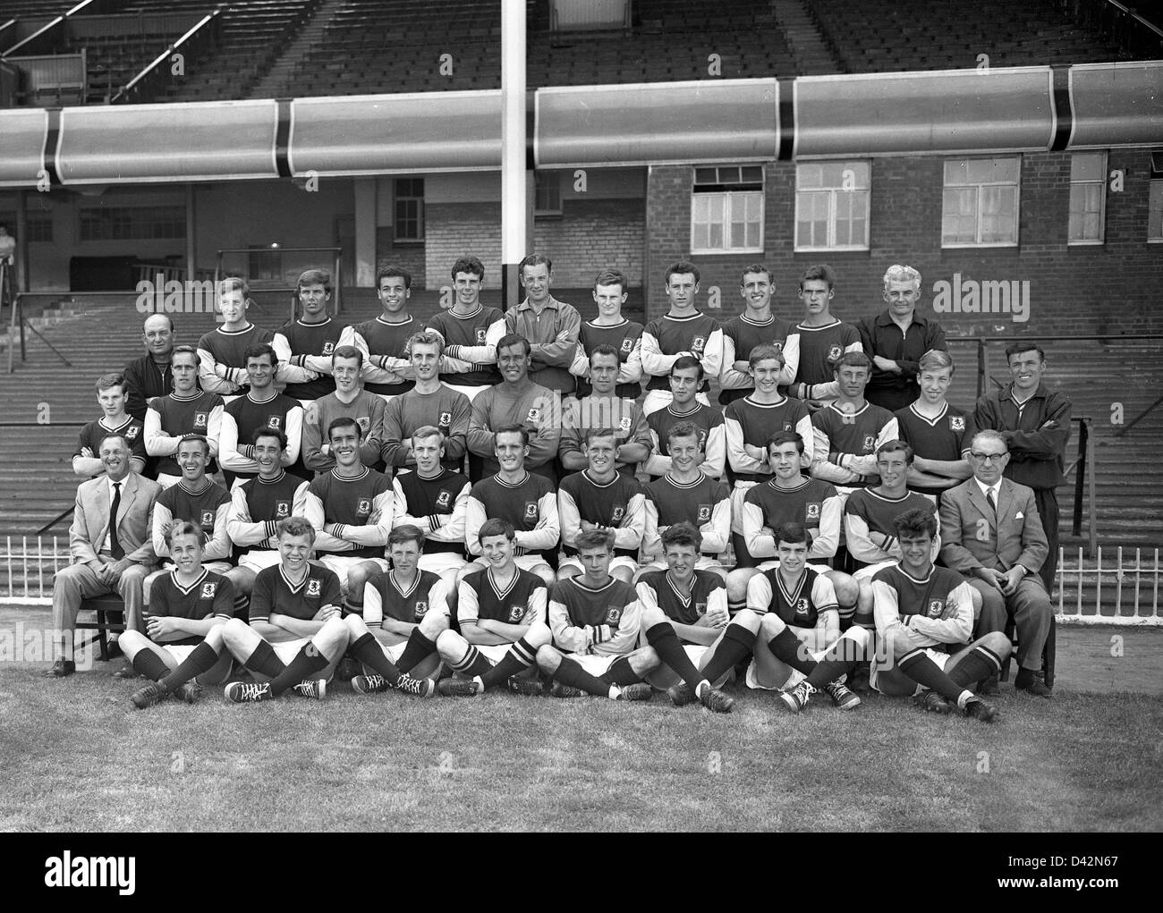 Équipe Aston Villa FC 1963 rangée arrière Willie Briggs, Michael Tindall, Stan Horne, Charlie Aitken, ?, Geoff Fellows, Keith Bradley, Ken Fencott, Mick Wright, W Moore, R. Shaw. 3e rangée John Fraser, Ron Wylie. Deuxième rangée Gordon Lee, George Graham, John Gavan, Robert Wilson, Nigel Sims, Geoff Sidebottom, Fraser, Robert Park, John Martin, pas de nom, coach. 2e rangée Joe Mercer, Jimmy MacEwan, Tony Hateley, Alan Deakin, Vic Crowe, Bobby Thompson, Harry Burrows, Lew Chatterley, Alan Baker. Première rangée Kelvin Hatton, Malcolm Derry, Colin Davies, Johnstone, Dennis Baker, Lionel Martin, Berry, Graham Parker Banque D'Images