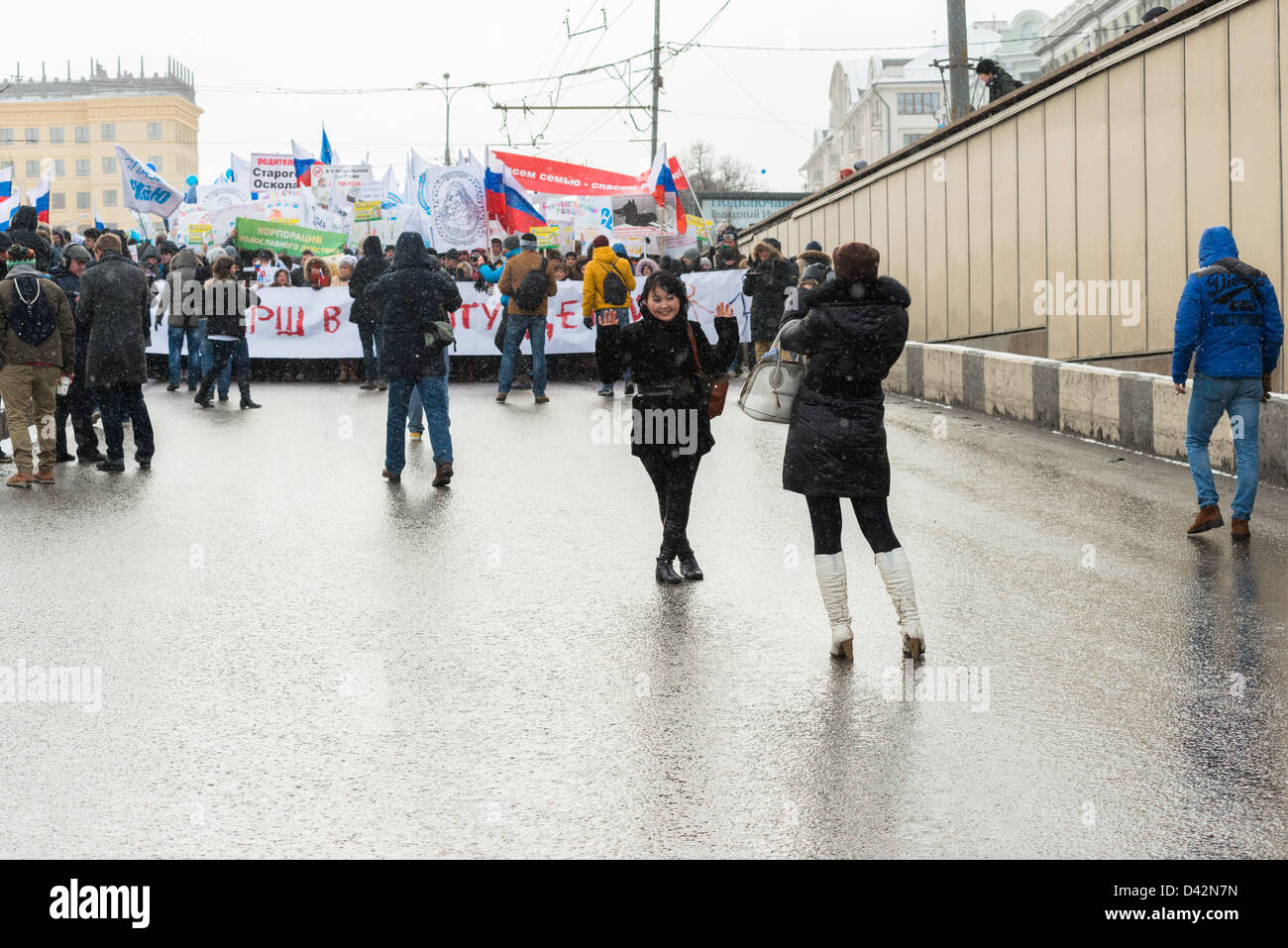 Les manifestants russes manifestation en soutien de l'interdiction de l'adoption aux États-Unis. Moscou, le 2 mars 2013 Banque D'Images