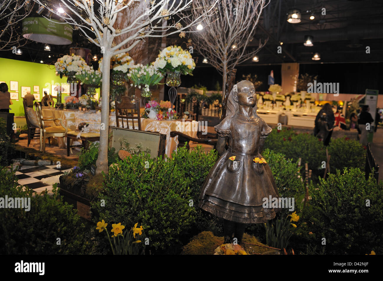 Philadelphia, PA, USA. Le 1 mars 2013. La Philadelphia Flower Show, la plus grande piscine flower show au monde, a ouvert au public le 2 mars 2013 au Centre de Congrès de Pennsylvanie à Philadelphie, Pennsylvanie le thème de cette année, 'brillante', célèbre la Grande Bretagne et de paysages et icônes culturelles. Parmi les expositions est un set de table pour le thé du Chapelier fou avec Lewis Carroll, Alice, debout près de par. Le flower show est produit par la Pennsylvania Horticultural Society. Le premier spectacle a eu lieu en 1829. Cette année, le salon s'étend jusqu'en mars 10. Photo : Terese Loeb Kreuzer/Alamy vivre Banque D'Images