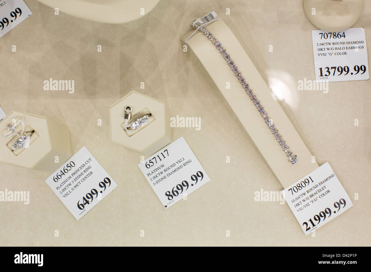 Bijoux diamant sur l'affichage à un entrepôt Costco Wholesale Club Photo  Stock - Alamy