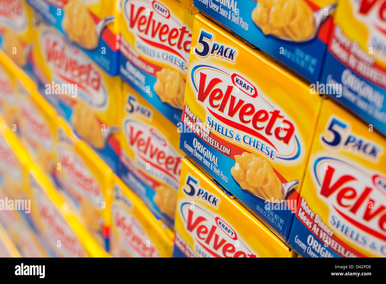 Coquilles et de fromage Velveeta Kraft sur l'affichage à un entrepôt Costco Wholesale Club. Banque D'Images
