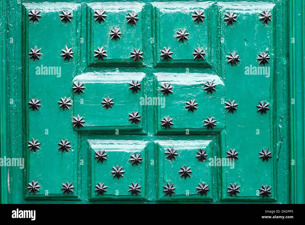 La porte verte avec des ornements en forme de black star, l'arrière-plan Banque D'Images