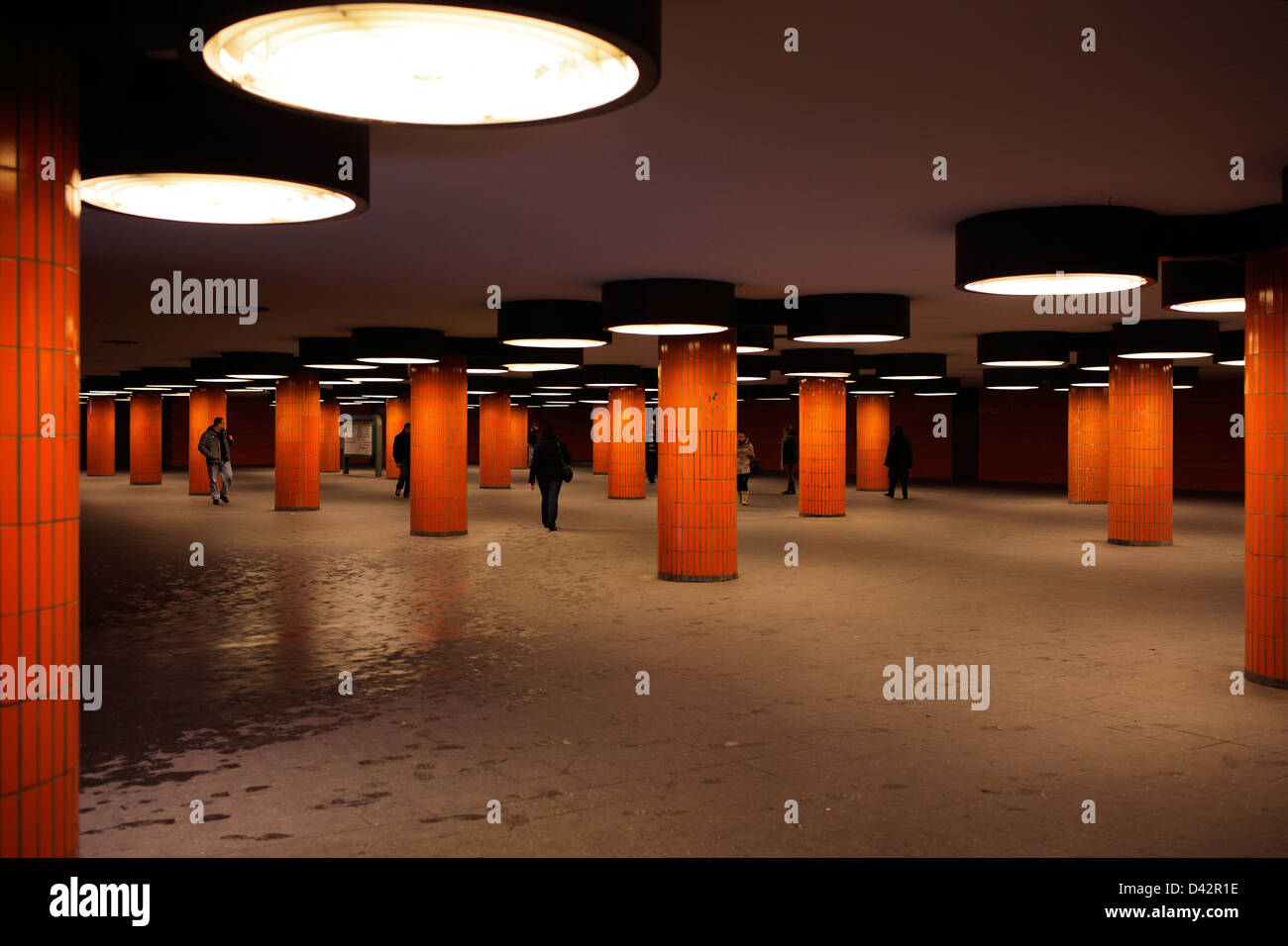 Berlin, Allemagne, les passants dans Fussgaengertunnel sur Messedamm Banque D'Images