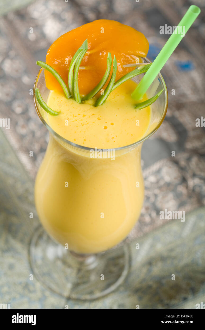 Affaires indiennes, cocktail, boisson lassi à la mangue. Banque D'Images