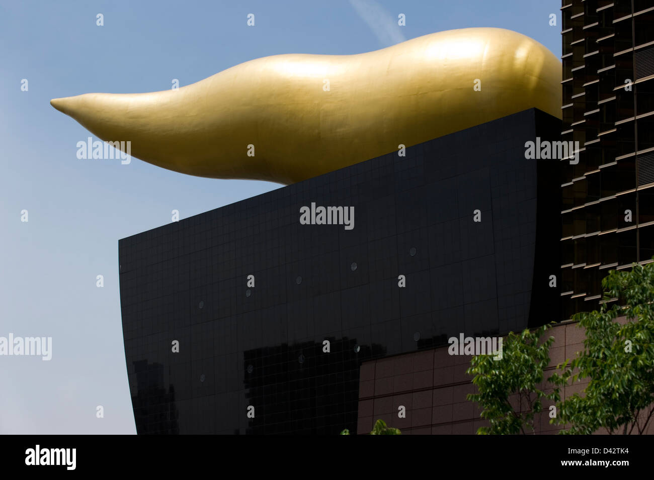 Or unique sculpture de flamme, ou flamme d'Or, à l'Asahi Super Dry Beer Hall conçu par l'architecte français Philippe Starck. Banque D'Images