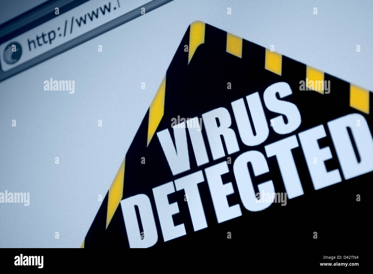 Gros plan du virus détecté Ouvrir navigateur Web sur écran LCD Banque D'Images