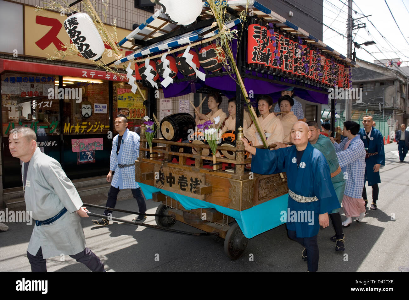 Wagon transportant des femmes musiciennes de vêtements traditionnels kimono est tirée à travers un quartier au cours de Sanja Matsuri festival, Tokyo Banque D'Images