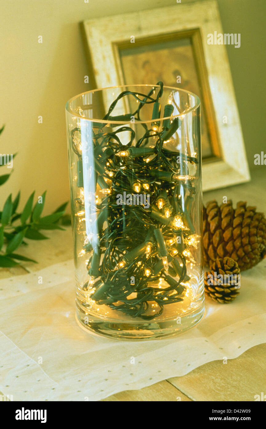 Close-up de lumières de Noël miniature en vase cylindrique en verre Banque D'Images