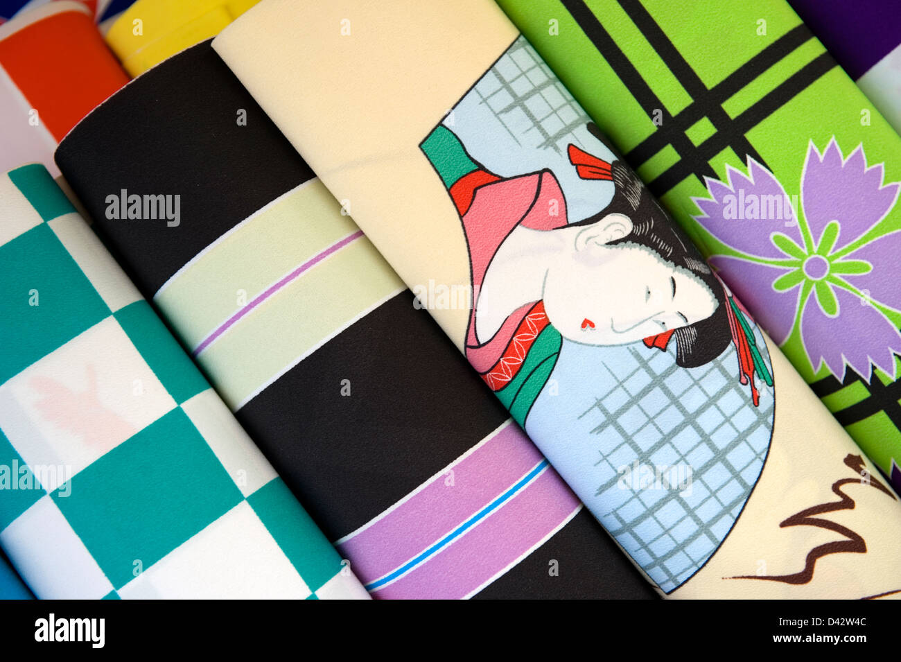 Vis du tissu japonais coloré, une avec une impression de style Ukiyo-e, à vendre à un magasin de vente à Tokyo, Japon. Banque D'Images