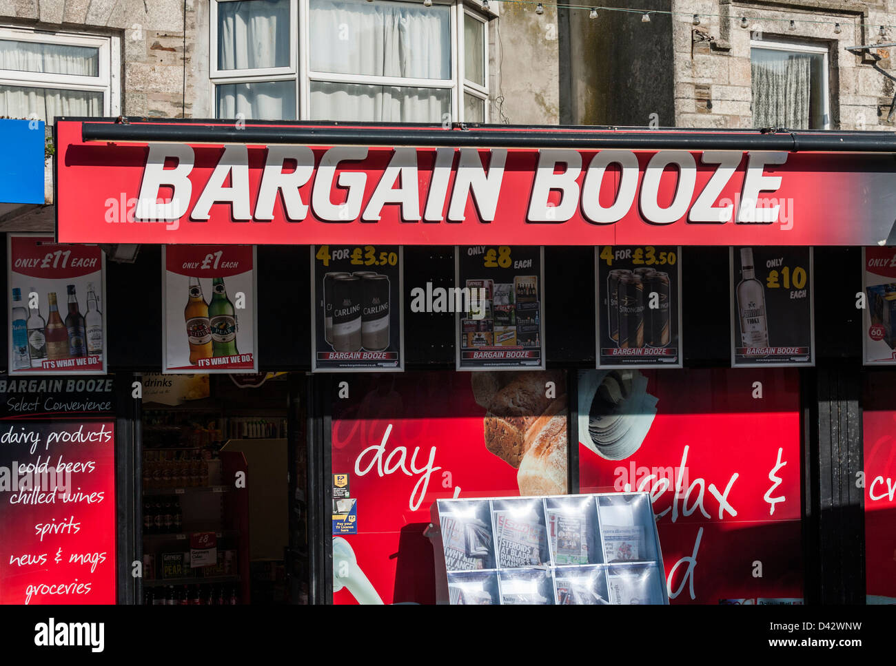 Un Bargain Booze shop à Newquay. Banque D'Images